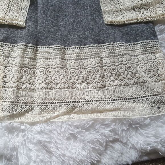 HANNAH Gray and Cream Lace Long Sleeve Top Size Small New without tags - Picture 3 of 7